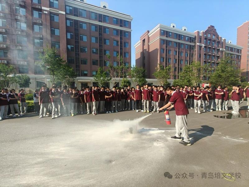 【军训|安全】青岛培文学校开展2025级高一新生军训消防演练活动