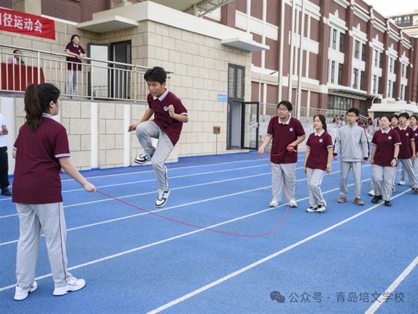 篮球运动员站在球场上打球&#xA;&#xA;低可信度描述已自动生成