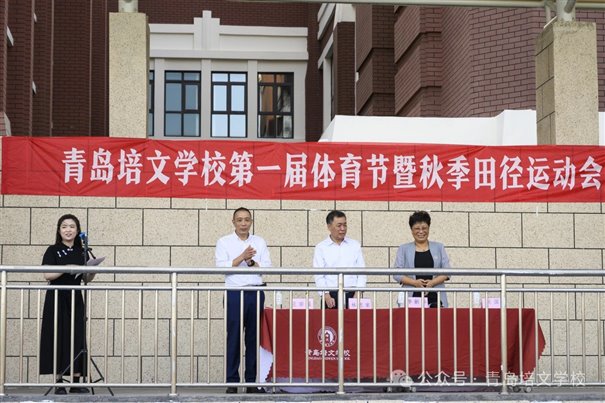 一群人站在围栏边&#xA;&#xA;描述已自动生成