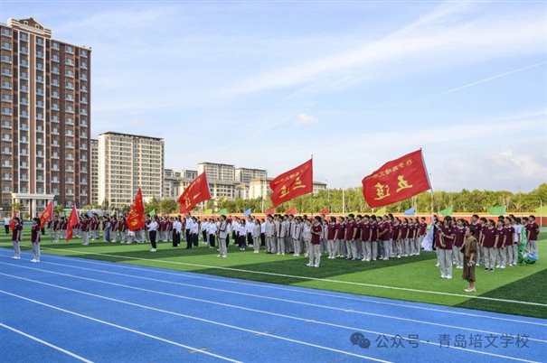 建筑前的广场上有许多人&#xA;&#xA;低可信度描述已自动生成