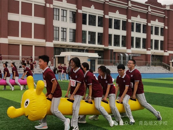 一群人正在踢足球&#xA;&#xA;低可信度描述已自动生成